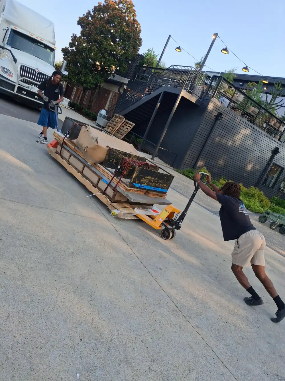 The Single-Source Freight Asset: Why Dedicated Box Truck Transport Beats Freight Brokers